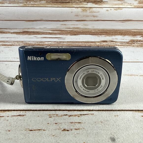 NIKON COOLPIX S210 BLUE CAMERA Only FOR PARTS Won’t Power On - Picture 1 of 5